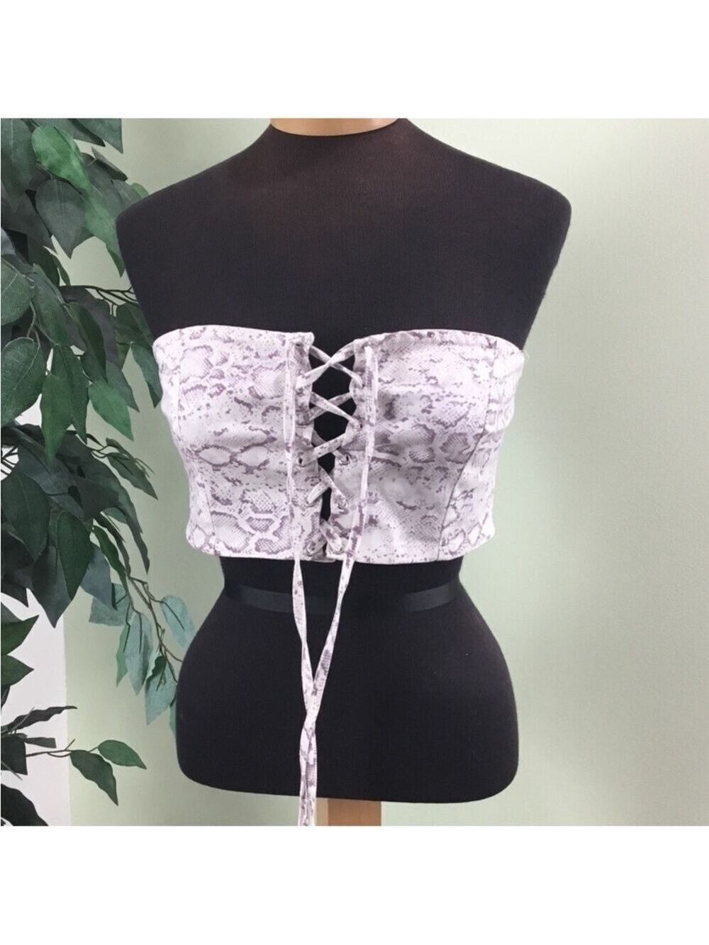 Forever 21 lace front cropped top with rear zipper & hook & eye Large